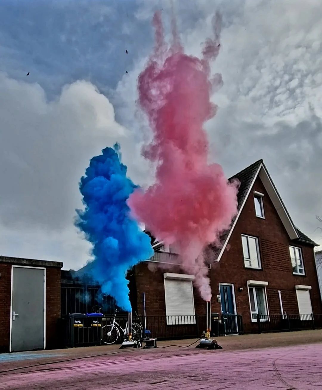 Onze poederkanonnen schieten tegelijk een blauwe en een roze poederwolk metershoog de lucht in
