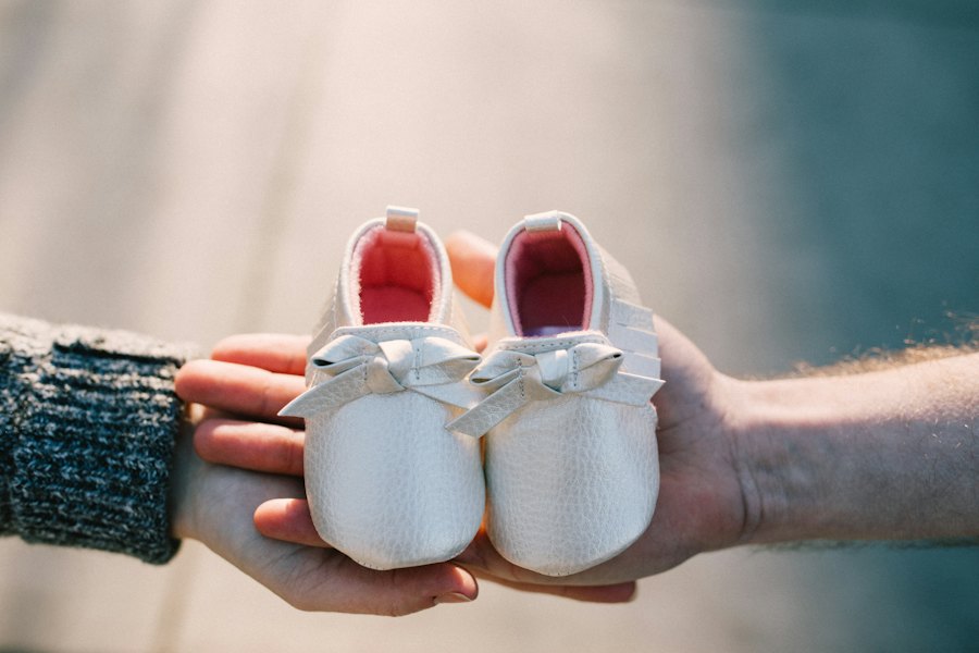 Handen houden kleine babyschoentjes vast