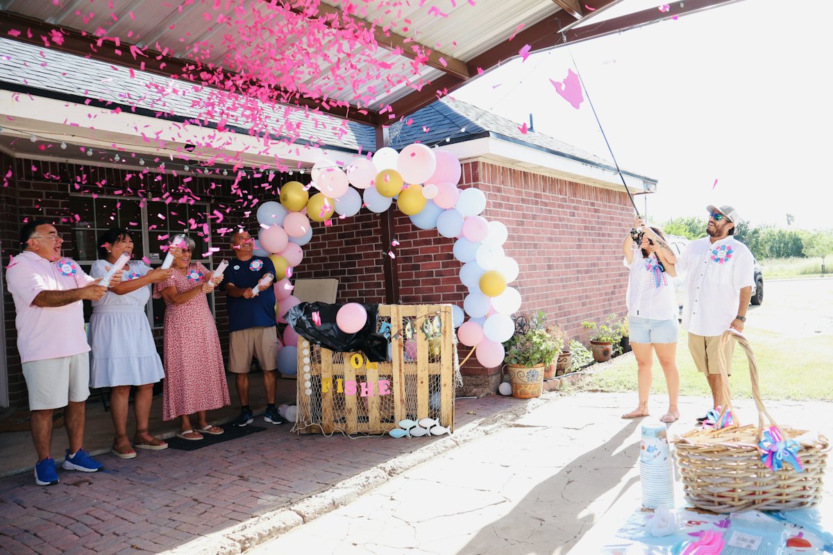 Familie viert een gender reveal met roze confetti