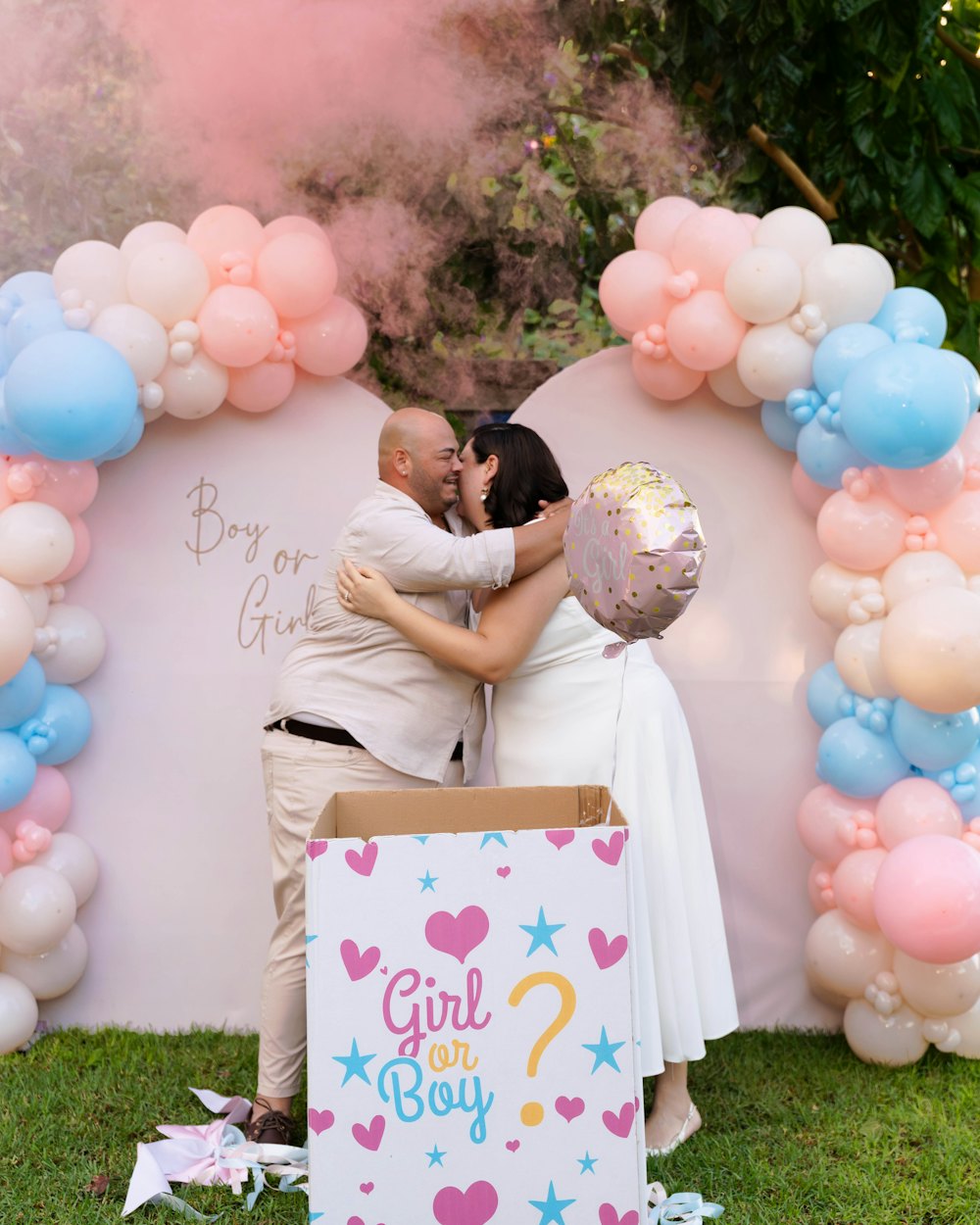 Een stel kust elkaar tijdens de gender reveal