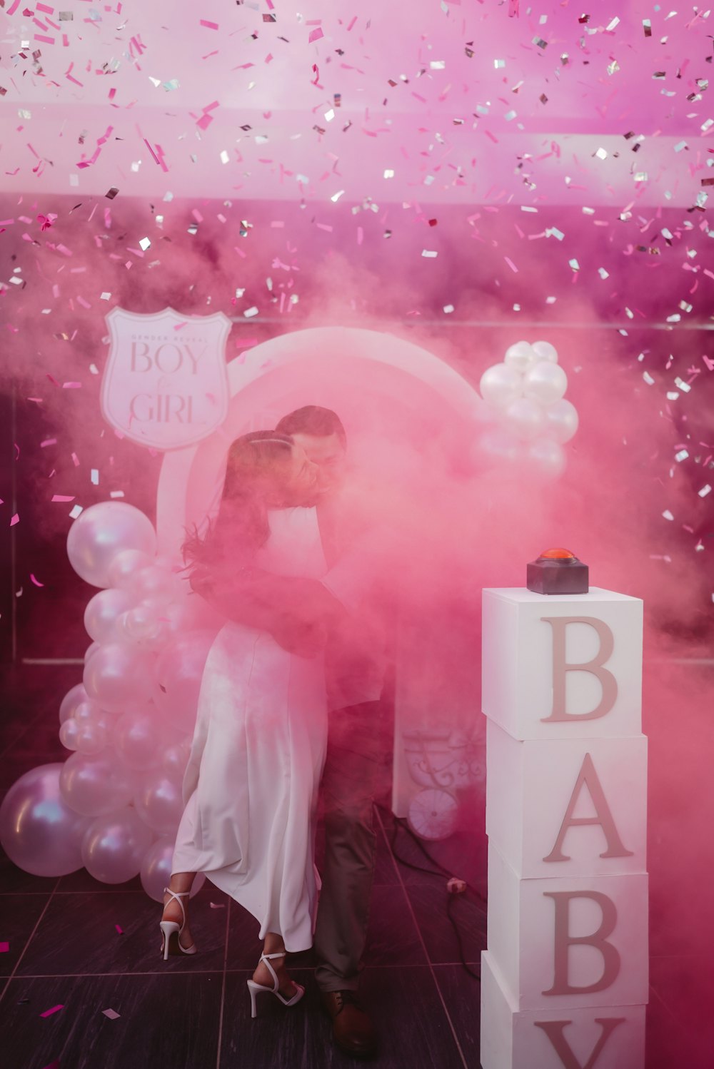 Koppel in een wolk roze rook met babyblokken