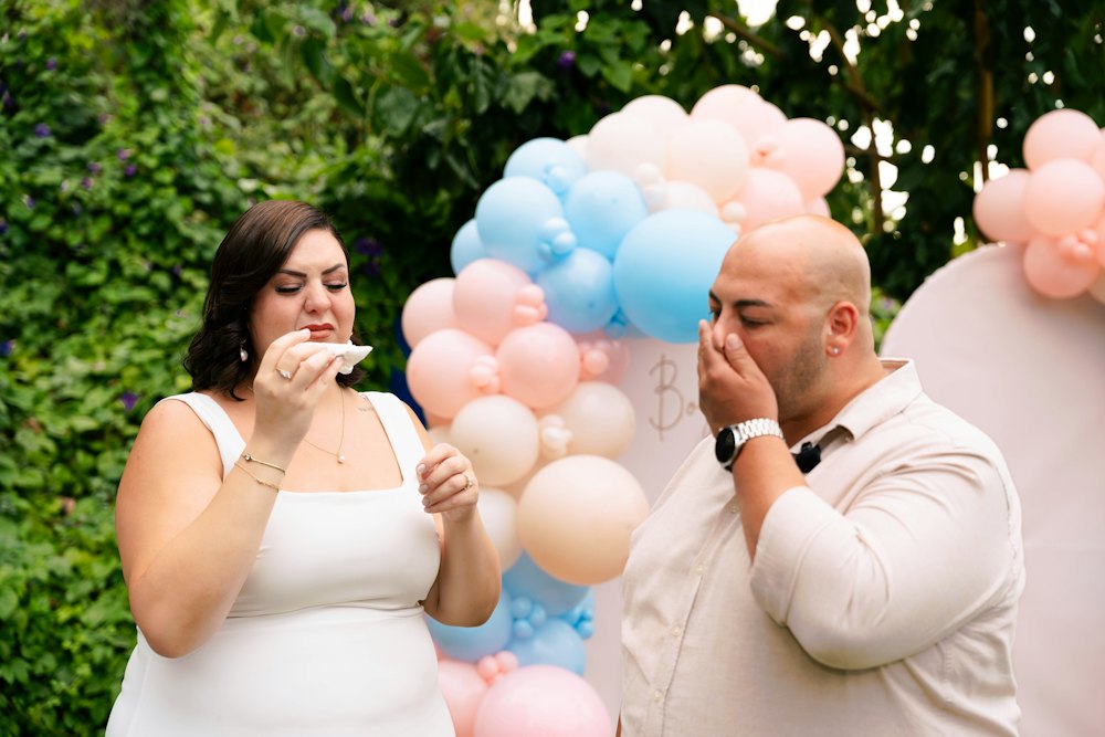 Een verraste moeder en vader bij een gender reveal
